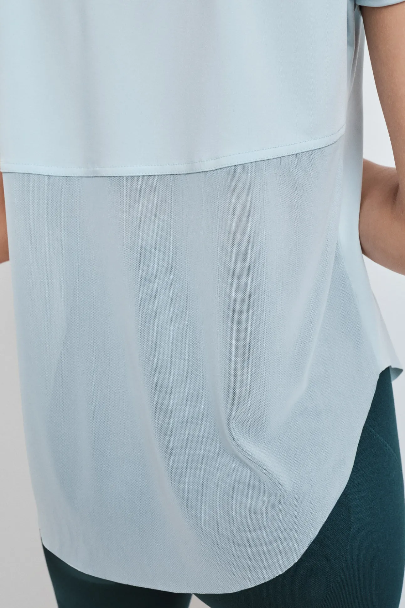 T-shirt manga curta com painel em tercido mesh azul