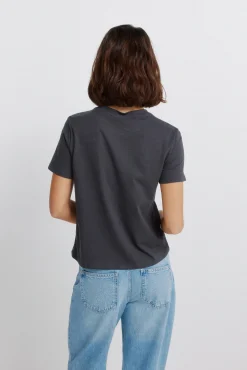 T-shirt manga curta com tachas
