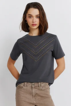 T-shirt manga curta com tachas