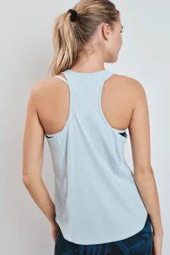 T-shirt perfurada em microfibra azul