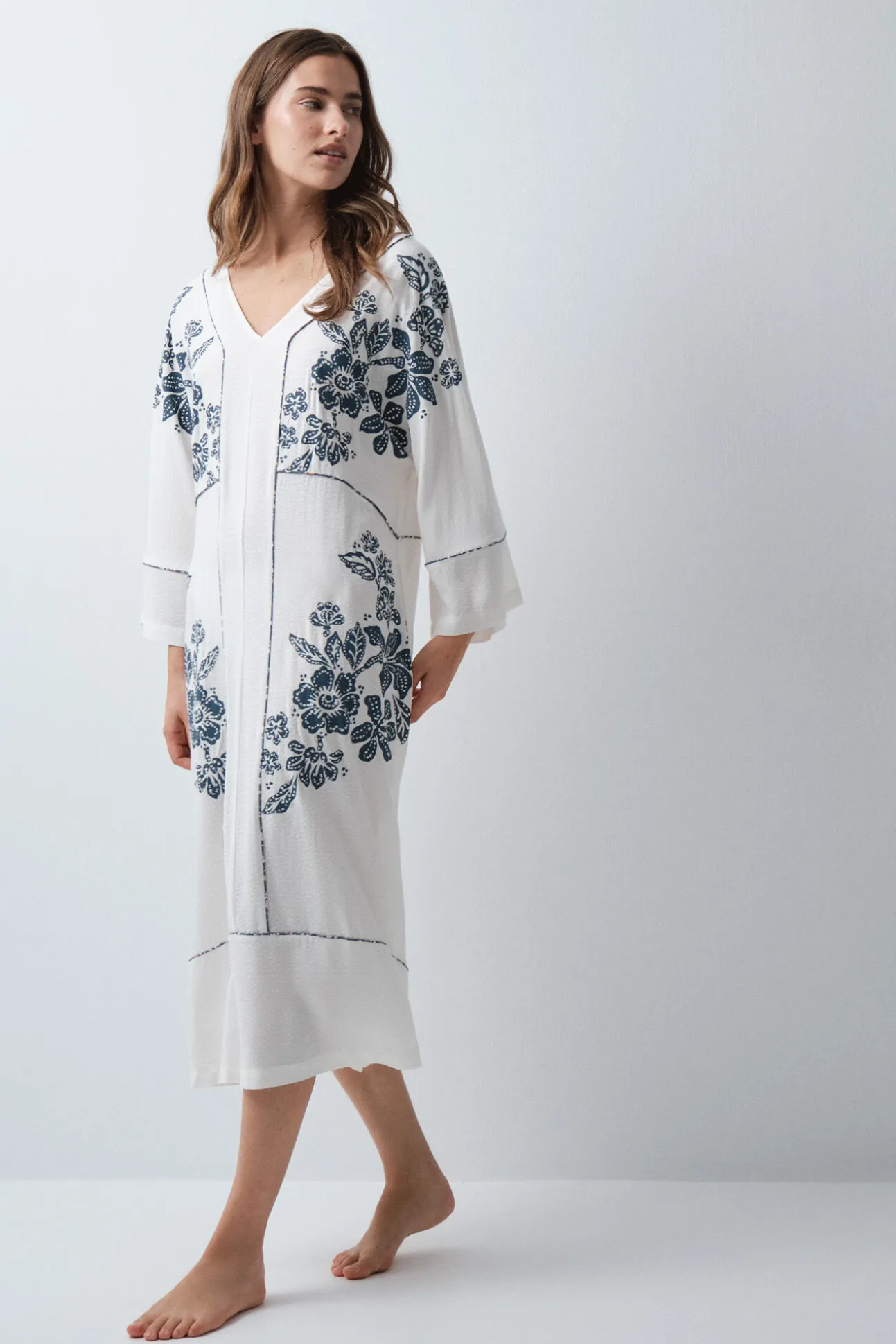 Vestido caftã em viscose estampado floral branco