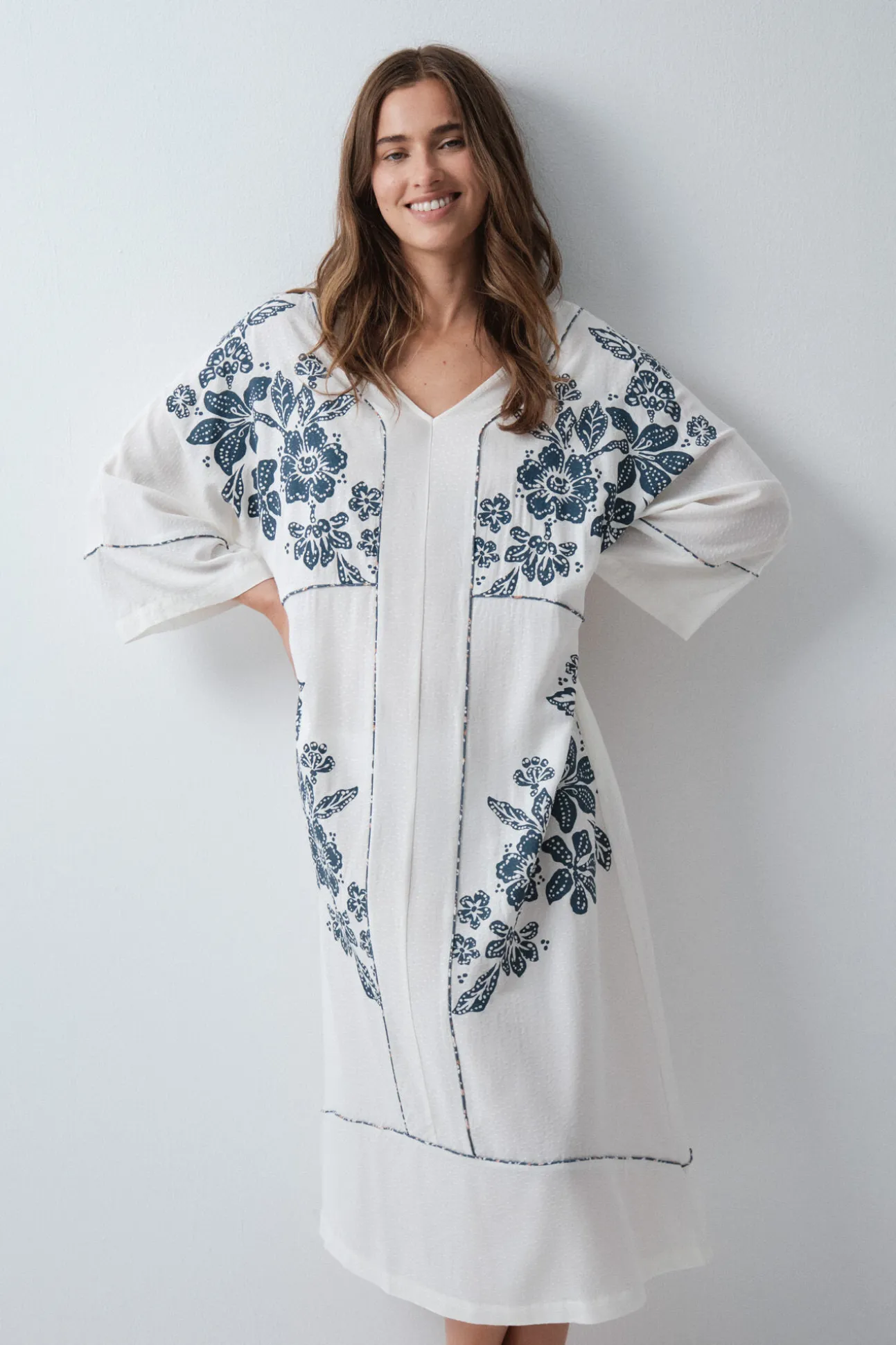 Vestido caftã em viscose estampado floral branco