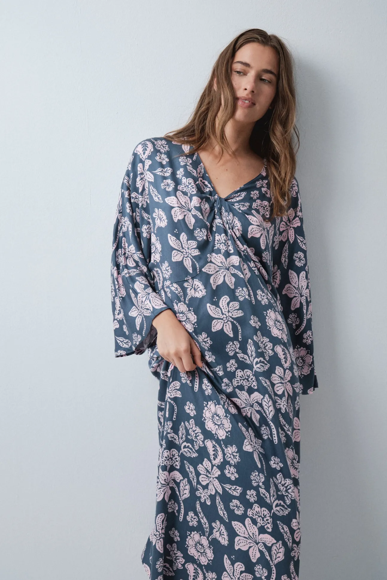 Vestido caftã em viscose estampado floral verde