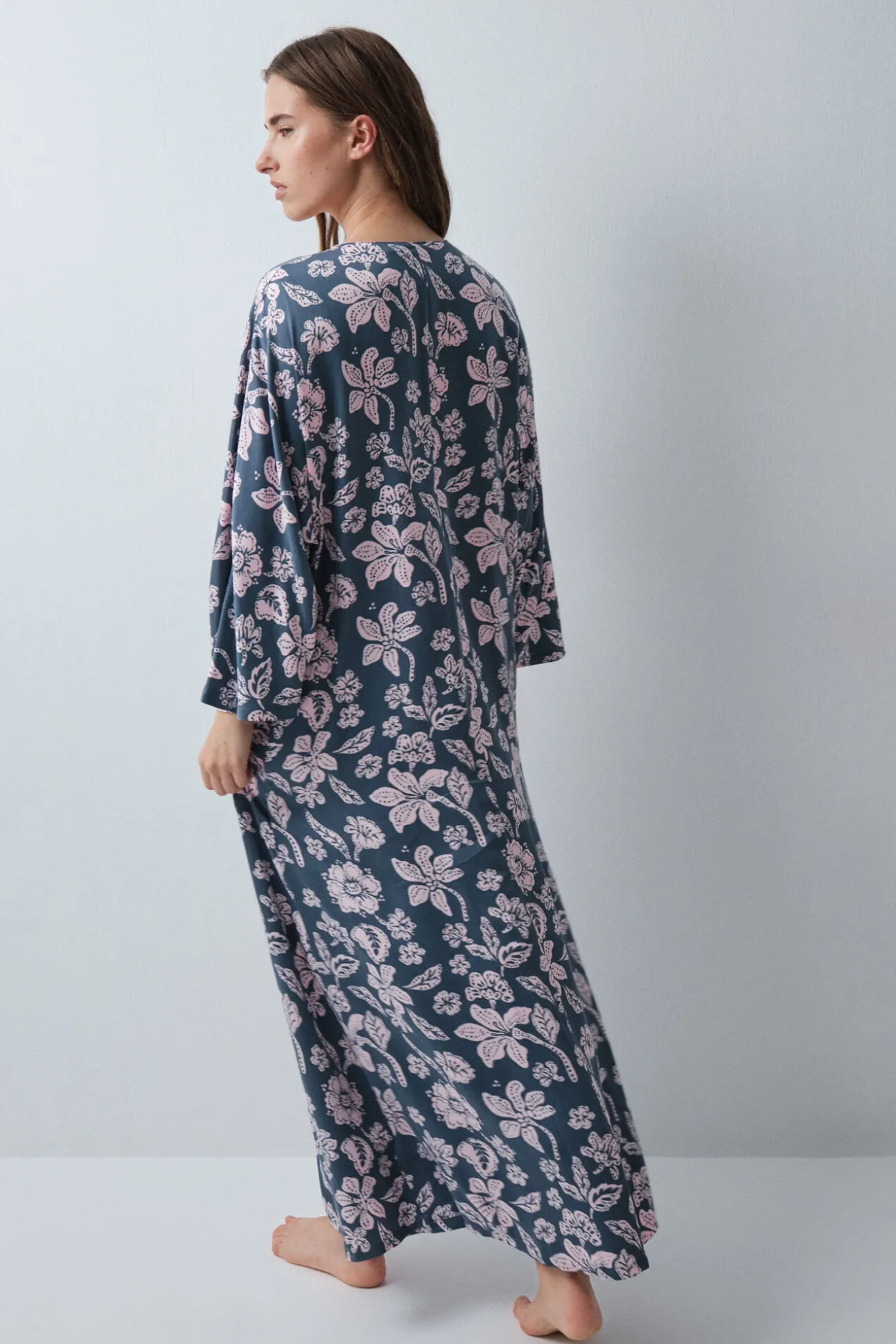 Vestido caftã em viscose estampado floral verde