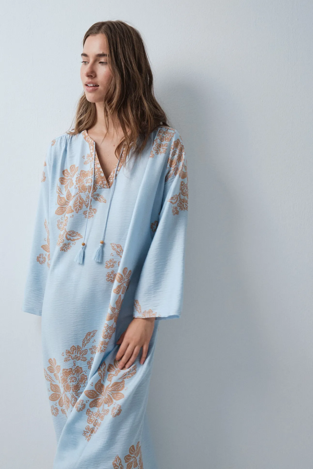 Vestido caftã em viscose estampado floral azul
