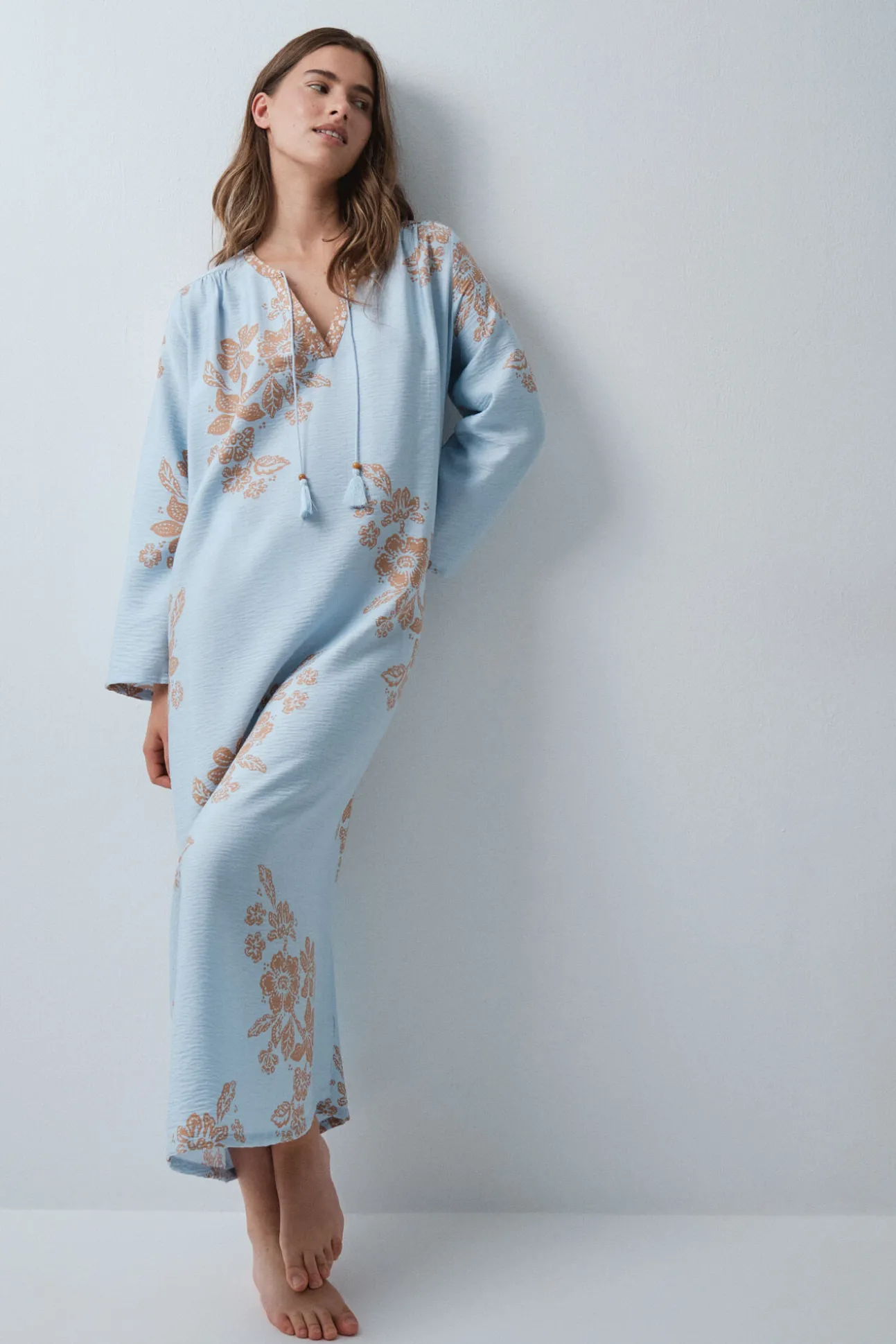 Vestido caftã em viscose estampado floral azul