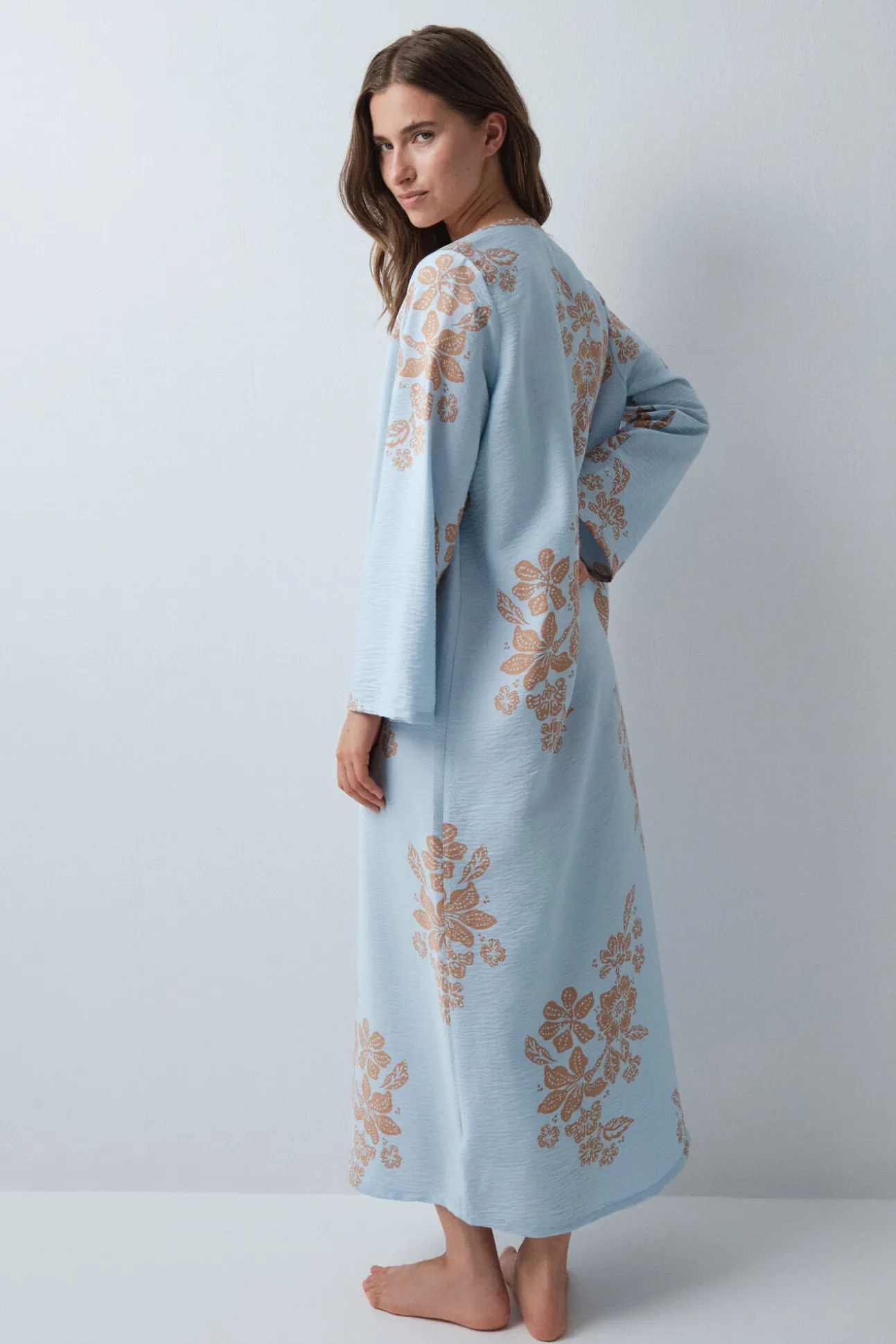 Vestido caftã em viscose estampado floral azul