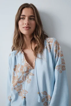 Vestido caftã em viscose estampado floral azul