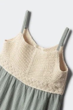 Vestido com detalhes em crochet para menina