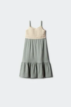 Vestido com detalhes em crochet para menina