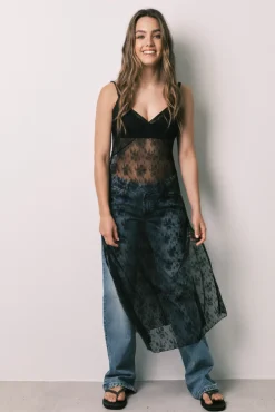 Vestido comprido de alças em renda preto