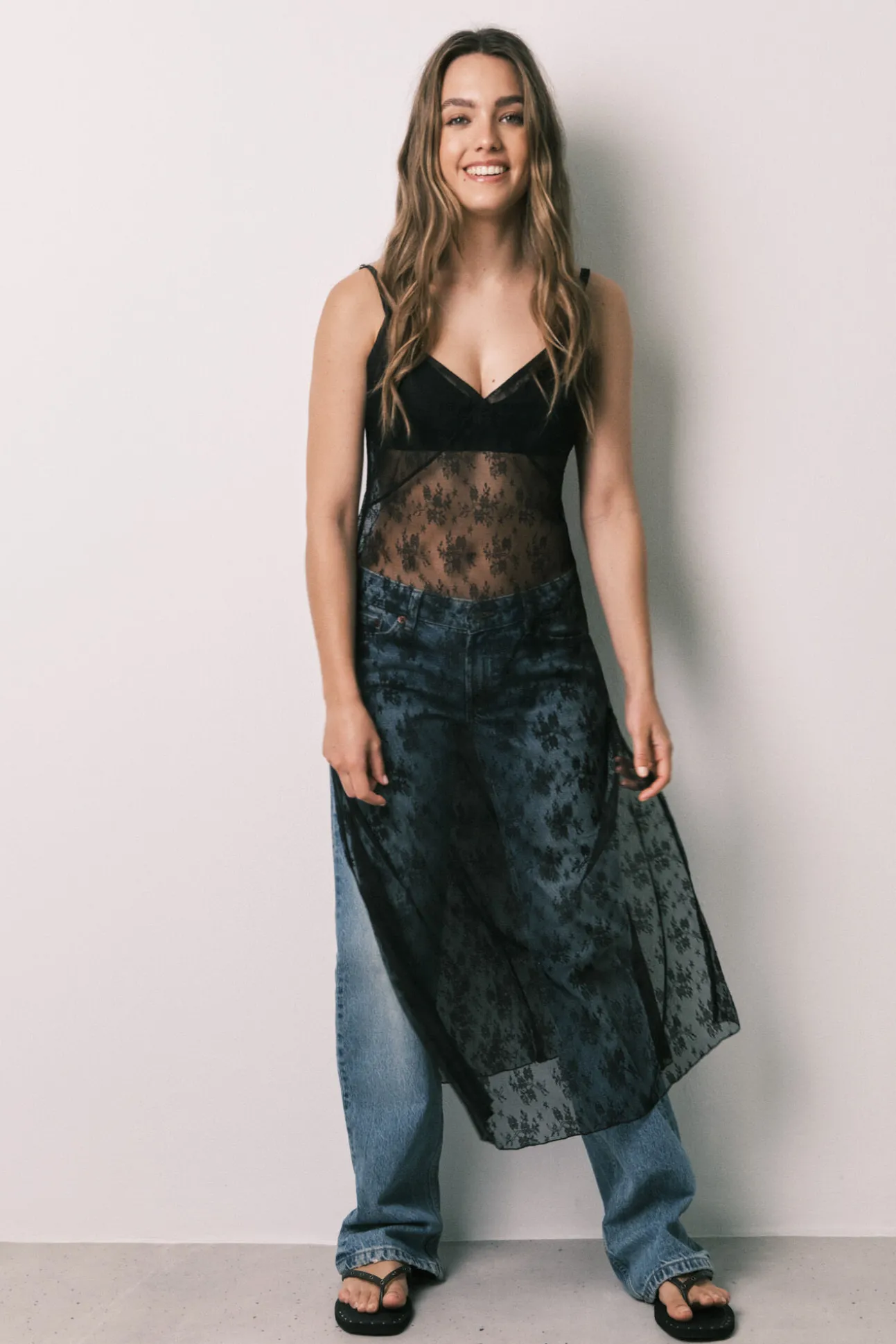 Vestido comprido de alças em renda preto