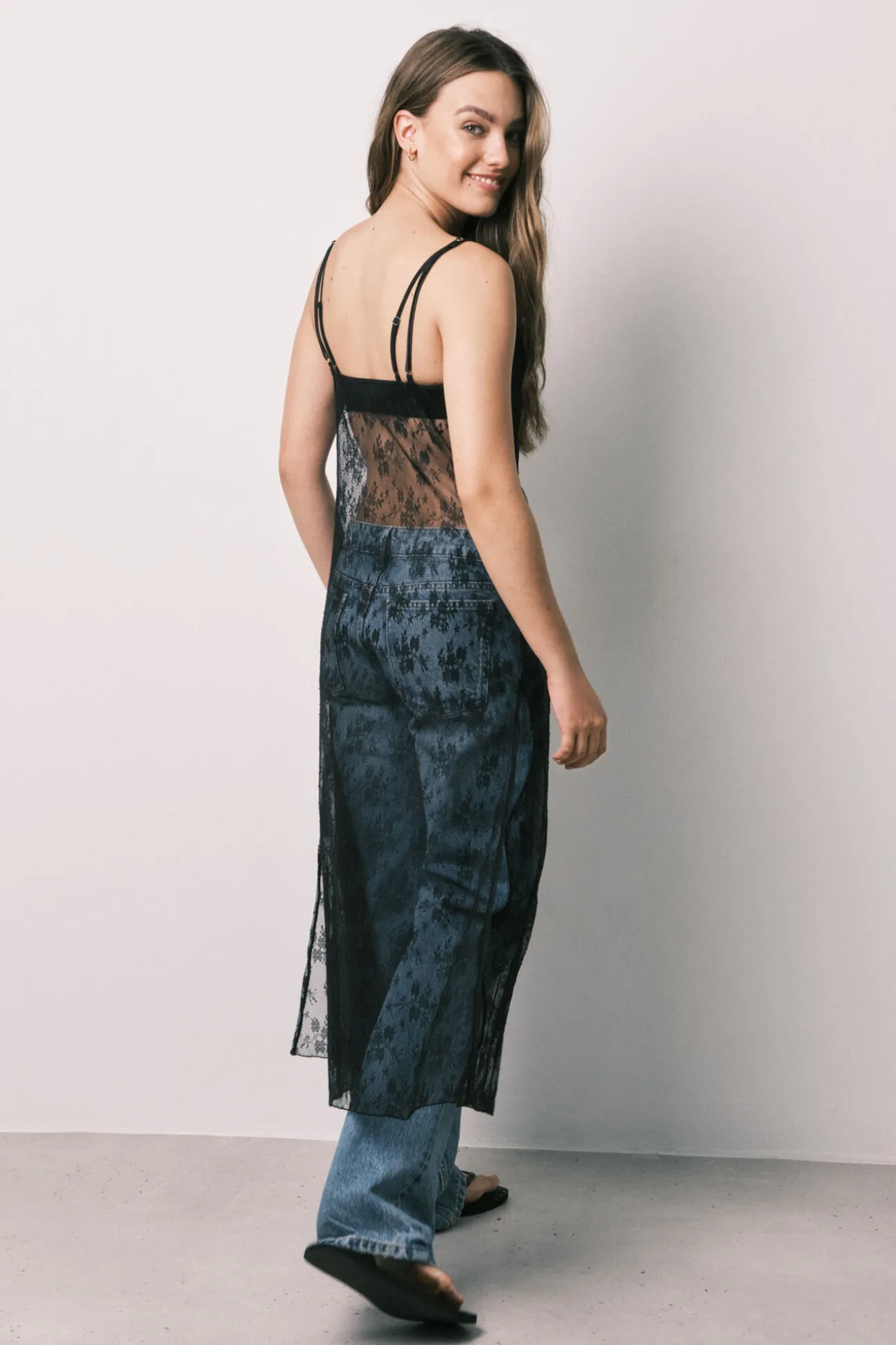 Vestido comprido de alças em renda preto