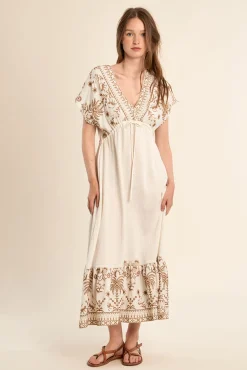 Vestido comprido de manga curta com detalhes bordados