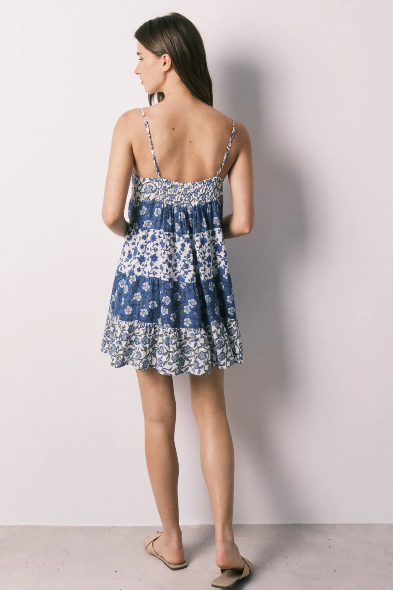 Vestido curto de alças estampado azul