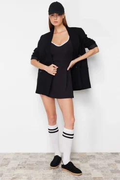 Vestido esportivo preto para tênis com calças e detalhes de vivo
