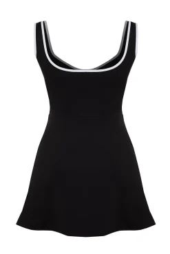 Vestido esportivo preto para tênis com calças e detalhes de vivo