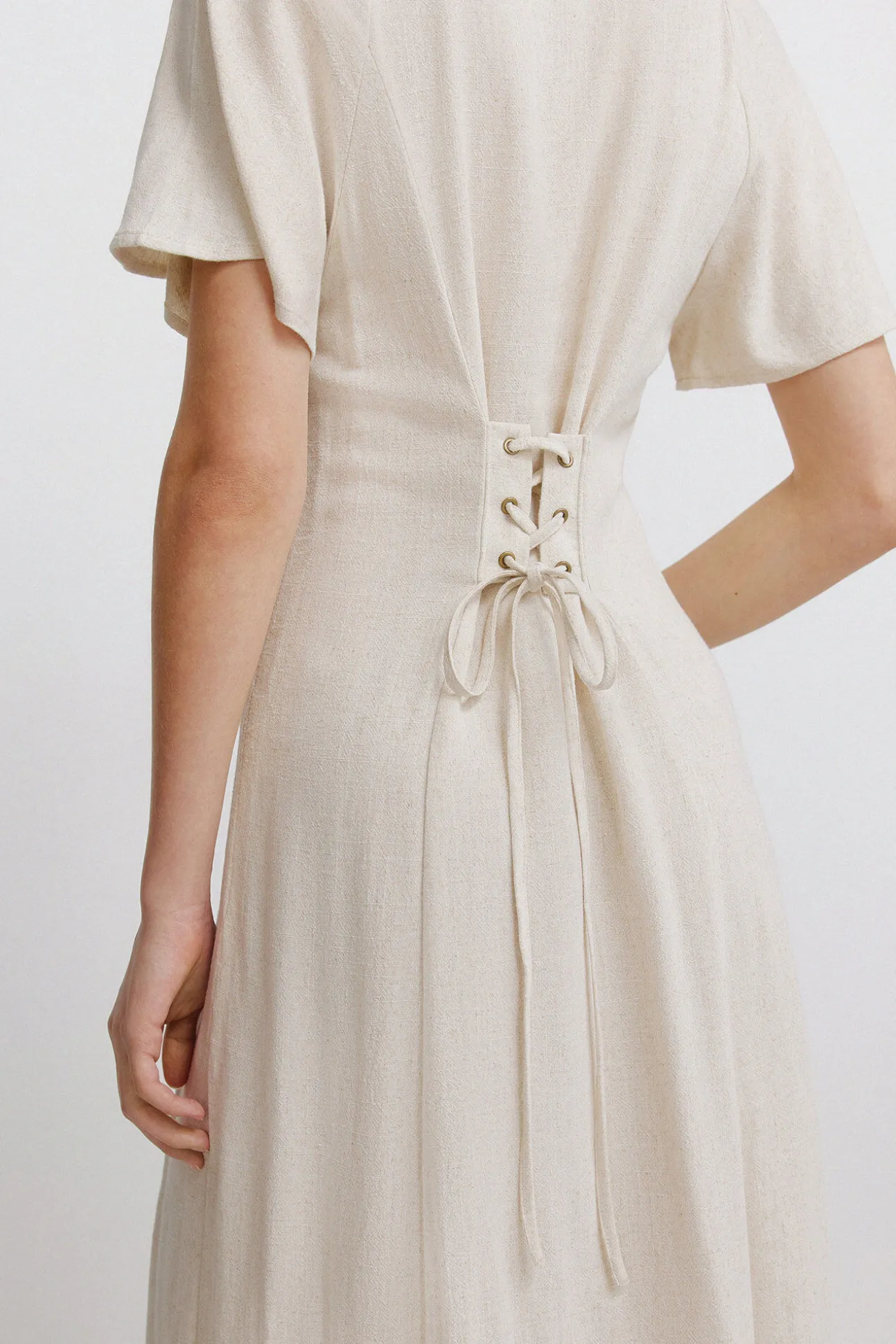 Vestido midi em linho cruzado nas costas