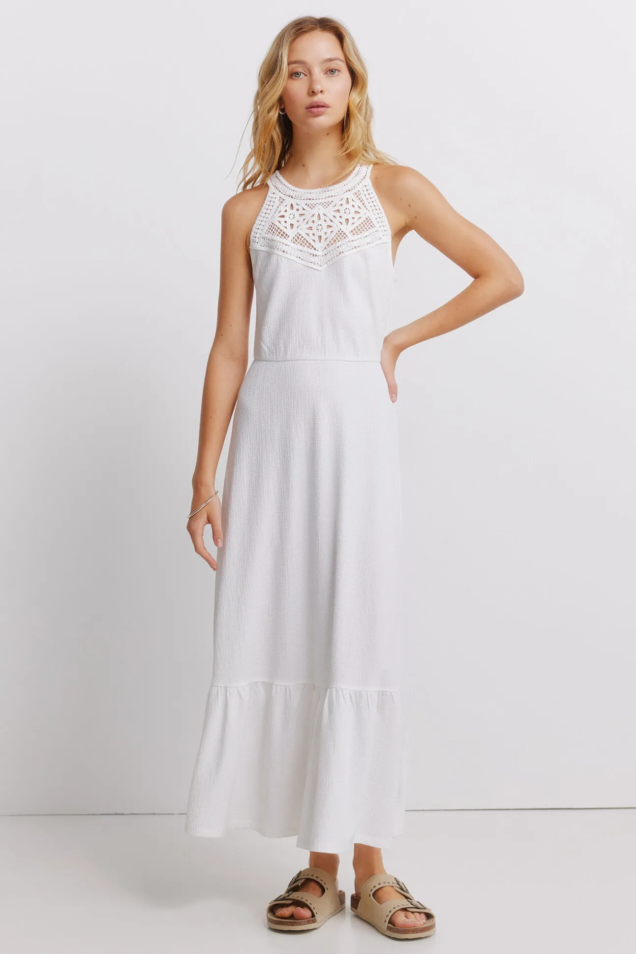 Vestido midi gola halter em crochet